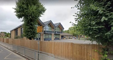 UPDATE: Un mort şi mai mulţi copii răniţi, după ce o maşină a intrat într-o şcoală primară din Wimbledon. O femeie a fost arestată - VIDEO