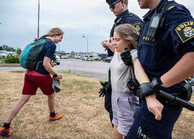 Greta Thunberg, inculpată penal după ce refuză să se conformeze ordinului poliţiei de a pleca de la o manifestaţie în portul Malmö, în care a blocat petroliere împreună cu organizaţia ”Revendică viitorul”. Ea riscă şase luni de închisoare