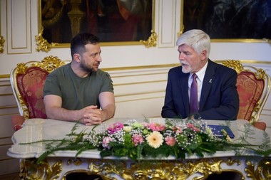Preşedintele Zelenski a plecat joi din Bulgaria în Cehia, de unde i-a îndemnat pe aliaţi să trimită Ucrainei "un semnal clar" pentru aderarea ţării sale la NATO