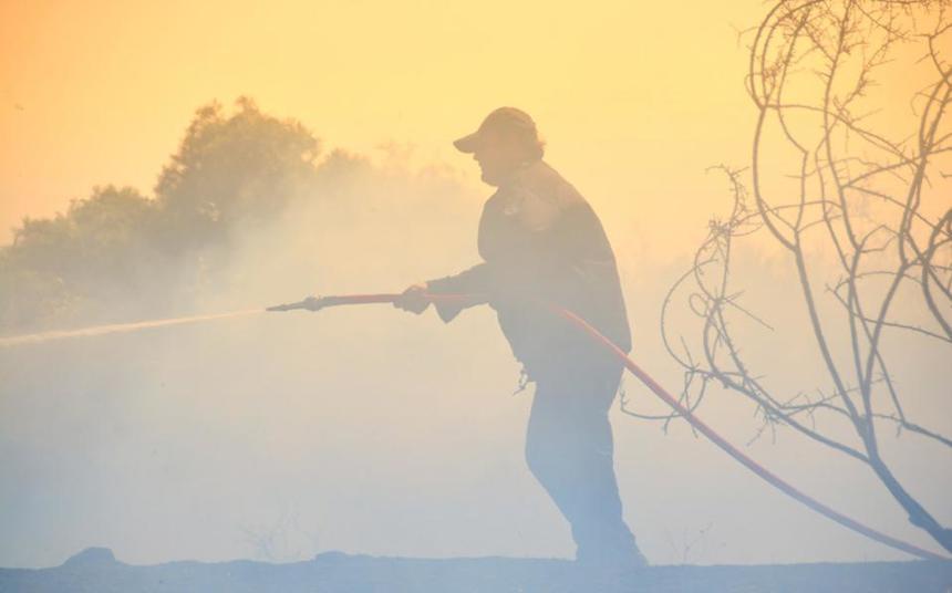 Pompierii din Grecia se luptă cu un incendiu persistent izbucnit pe insula Evia