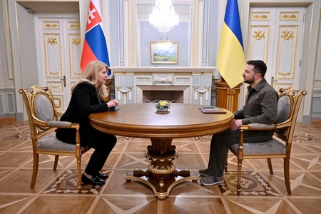 După ce a obţinut sprijinul Cehiei pentru aderarea la NATO şi a cerut Occidentului arme cu rază lungă de acţiune, Zelenski vine în Slovacia pentru convorbiri cu preşedinta Zuzana Caputova 