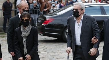 Hiromi Rollin ”contestă în totalitate faptele” care-i sunt reproşate împotriva lui Alain Delon şi anunţă că depune la rândul său plângere