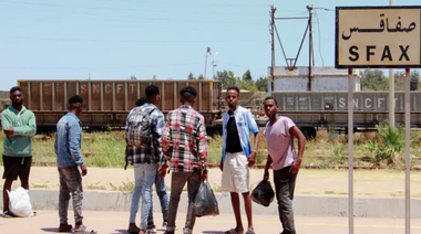 Sute de migranţi africani, în pericol, într-o zonă deşertică din sudul Tunisiei, după ce au fost goniţi din oraşul tunisian Sfax, după ce un migrant a ucis un locuitor într-o încăierare