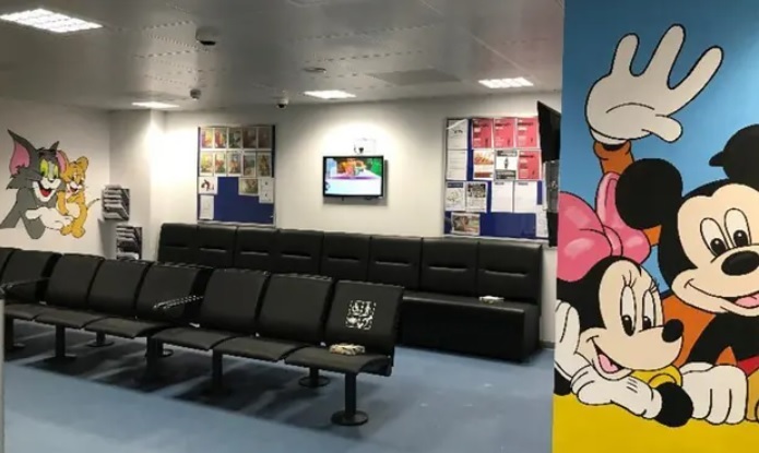 Ministrul britanic al imigraţiei a dat ordin să fie acoperite picturile murale cu personaje de desene animate de la un centru de azil pentru copii. Imaginile au fost considerate "prea primitoare"