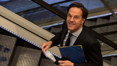 Premierul olandez s-a întâlnit cu regele pentru a discuta despre guvernul interimar. Un supravieţuitor politic de cursă lungă, Mark Rutte, zis şi "Teflon Mark", urmăreşte obţinerea celui de-al cincilea mandat