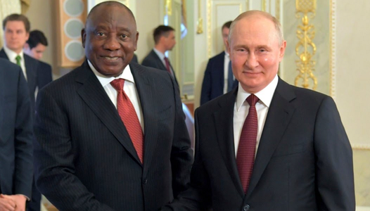 Africa de Sud urmează să organizeze al 15-lea summit BRICS în perioada 22-24 august la Johannesburg, anunţă Ramaphosa, în pofida mandatului CPI pe numele lui Putin. Pretoria voia să mute reuniunea în China, pentru a evita arestarea acestuia, scrie presa s