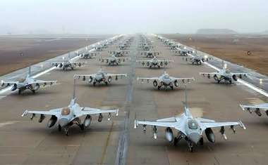 Kievul speră să desfăşoare primele avioane de tip F-16 până în martie 2024, anunţă Kuleba