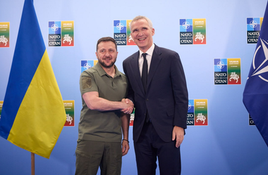 Ucraina este ”mai aproape de NATO ca niciodată”, îi spune Stoltenberg lui Zelenski. ”Azi ne întâlnim ca egali. Abia aştept ziua când ne vom întâlni ca aliaţi”