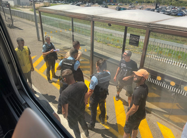 Bărbat arestat după ce trage un foc de armă şi provoacă panică într-un TGV Annecy-Paris, de Ziua Naţională a Franţei. ”Nu există niciun rănit la bord”, anunţă SNCF. Suspectul s-a bătut cu un poliţist în tren, pe care l-a dezarmat şi a tras cu arma