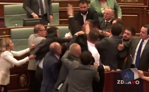 Încăierare generală în Parlamentul din Kosovo după ce un deputat a aruncat cu apă în premier - VIDEO