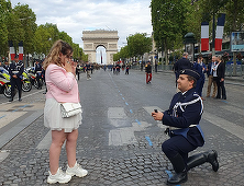 Un motociclist din poliţie îşi cere iubita în căsătorie, pe Champs-Élysées, înaintea defilării militare de Ziua Naţională a Franţei