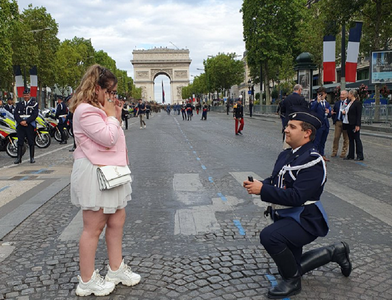 Un motociclist din poliţie îşi cere iubita în căsătorie, pe Champs-Élysées, înaintea defilării militare de Ziua Naţională a Franţei