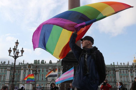 Rusia adoptă o lege împotriva transsexualilor. Statul rus desemnează în prezent persoanele transsexuale ”drept «inamici ai poporului», le privează de drepturi, de ajutor şi le scoate în afara legii”, deplânge un psiholog