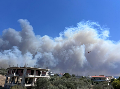 Ordin de evacuare în zone balneare din zona Atenei, din cauza unui incendiu de pădure. Şapte bombardiere cu apă, patru elicoptere şi 150 de pompieri - inclusiv o echipă de 30 de pompieri români - luptă împotriva flăcărilor