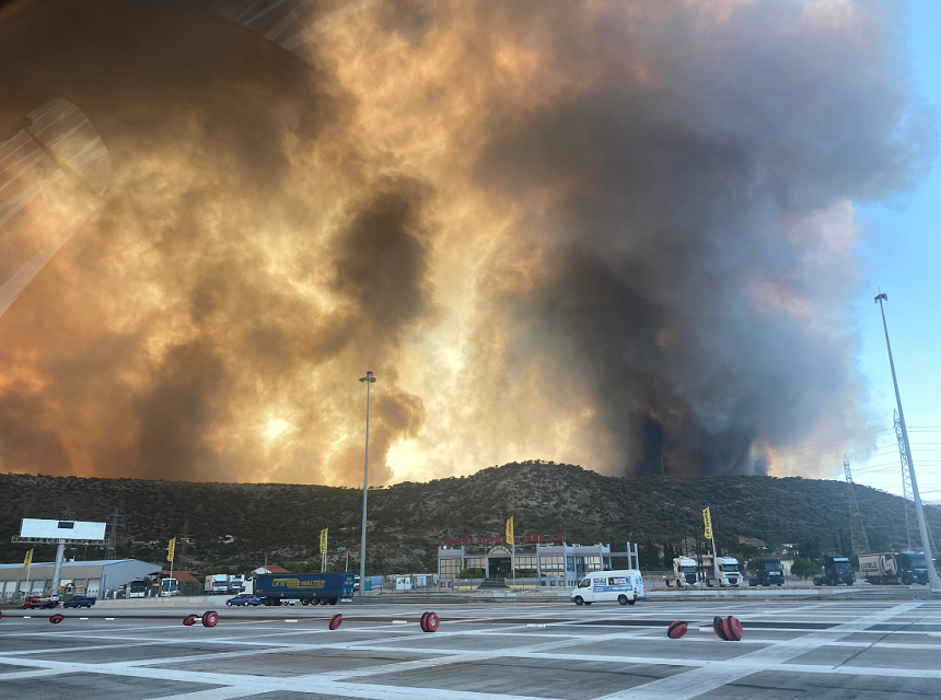 Aproximativ 1.200 de copii evacuaţi dintr-o tabără, situată în apropierea staţiunii balneare Loutraki, anunţă primarul oraşului, Giorgos Gkionis. Un străin, ”care s-ar afla la originea” altui ”incendiu”, la Kouvaras, arestat