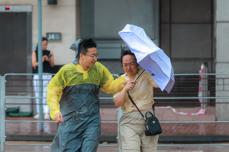 Zeci de mii de persoane, evacuate în Vietnam şi China din calea ciclonului Talim. Tranzacţiile la Bursa din Hong Kong, suspendate, circulaţia autobuzelor oprită, zboruri anulate