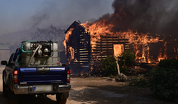Grecia - Flăcările mistuie păduri la nord de Atena, dar incendiile s-au diminuat în sud-est şi vest