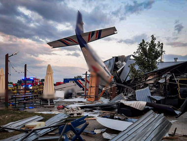 Cinci morţi şi opt răniţi în Polonia, în urma prăbuşirii unui avion de mici dimensiuni de tip Cessna, adaptat pentru sărituri cu paraşuta, la bordul căruia se aflau trei persoane, peste un hangar în care se refugiaseră din calea unei furtuni 13 persoane