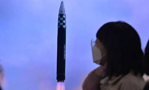 UPDATE-Coreea de Nord lansează o rachetă balistică în Marea Japoniei