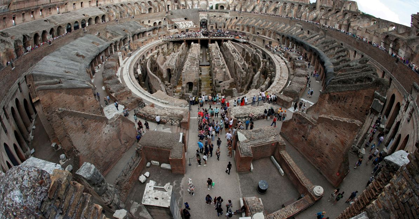Încă doi turişti, minori, o elveţiancă şi un student german, surprinşi degradând Colosseumul