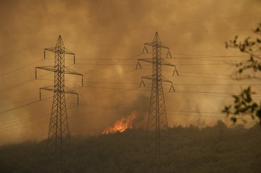 Incendiile fac ravagii pentru a treia zi la rând în Grecia, aliaţii din UE trimit ajutoare