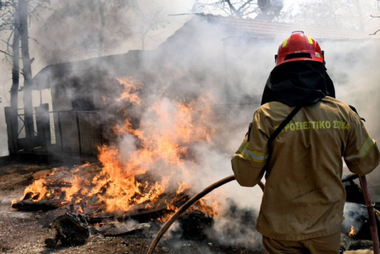 România, Slovacia şi Polonia trimit în Grecia, care a cerut trei echipe, 220 de pompieri şi 65 de vehicule să lupte împotriva unor incendii violente. Franţa şi Italia au trimis personal şi patru avioane de tip Canadair