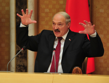 PE cere CPI un mandat de arestare a lui Lukaşenko cu privire la rolul Belarusului în Războiul din Ucraina. El cere UE măsuri în vederea ”urmăririi penale a conducătorilor politici şi militari belaruşi care se fac vinovaţi de crime împotriva umanităţii şi genocid”.