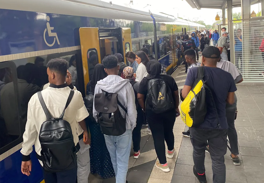 Un grup de 200 de persoane blochează un tren ieşind pe şine în nordul Germaniei. Poliţia presupune că este vorba despre angajaţi ai unei întreprinderi locale în domeniul logisticii, care nu voiau să aştepte trenul următor. În total, 11 trenuri au fost întârziate