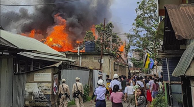 Activiste indiene incendiază casele bărbaţilor acuzaţi de umilirea a două femei de altă etnie în statul Manipur
