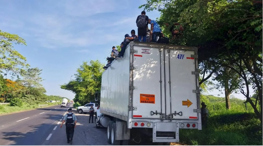 Mexic - 148 de persoane, inclusiv copii, salvaţi dintr-un camion abandonat pe o autostradă - FOTO