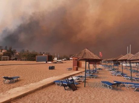 UPDATE - Turiştii fug cu miile de pe insula Rodos, în timp ce vântul puternic ameninţă să aţâţe şi mai mult incendiile / Anunţul MAE român - VIDEO