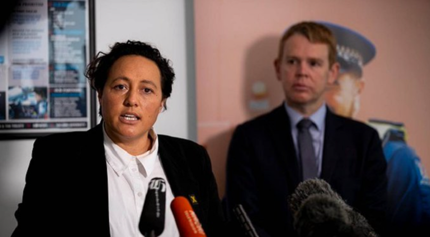 Ministrul neozeelandez al Justiţiei, Kiritapu Allan, demisionează după ce este inculpat într-un accident rutier. Ea nu s-a supus, în urma unui test de alcoolemie cu un rezultat peste pragul autorizat şi a fost arestată pentru scurt timp