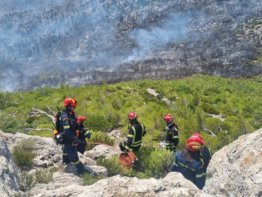 În timp ce incendiile de vegetaţie fac ravagii în Grecia, turiştii fug, iar localnicii se adăpostesc / Zborurile de repatriere urmează să continue şi marţi