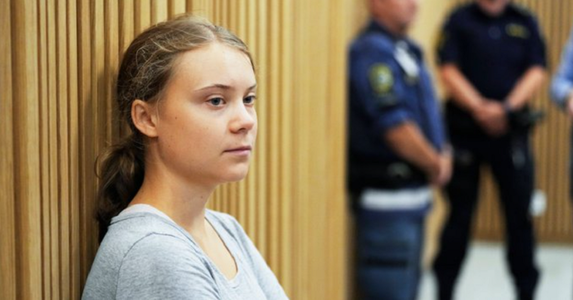 Greta Thunberg condamnată la plata unei amenzi de 130 de euro pentru nesupunere, după blocarea în iunie a portului Malmoe. Aceasta este prima condamnare a activistei, care a scăpat de închisoare