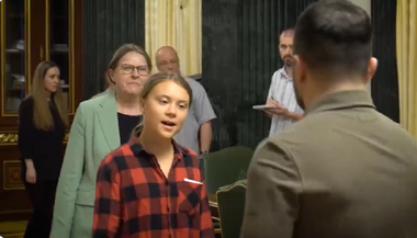 Greta Thunberg, arestată în portul Malmoe, imediat după ce a fost condamnată la plata unei amenzi, exact din acelaşi motiv, nesupunere faţă de ordinele poliţiei, în urma blocării, din nou, a portului Malmoe
