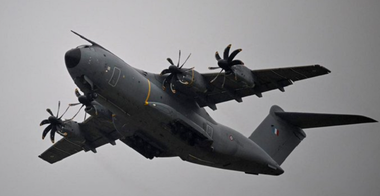 Coliziune la sol, fără victime, între două avioane de transport, un CC-150 canadian şi un A400 M francez, la baza aeriană americană Andersen, în Guam. Avioanele au participat la exerciţiile Mobility Guardian şi Pégase 23. 