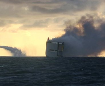 O navă care transporta 3.000 de maşini arde în largul coastelor olandeze riscând să se scufunde: un mort şi mai mulţi răniţi - FOTO