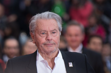 Percheziţii la domiciliul lui Hiromi Rolin, ”dama de companie” a lui Alain Delon, care urmează să fie audiată