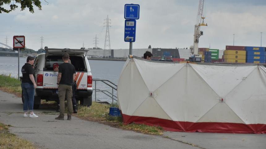 Belgia - Două braţe şi două picioare aparţinând probabil unei femei au fost descoperite într-un frigider aruncat într-un canal