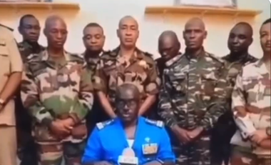 Niger – Lovitură de stat anunţată în direct la televiziunea naţională / Soldaţii au dizolvat Constituţia şi au închis graniţele ţării / Preşedintele, ales democratic în 2021, a fost reţinut

