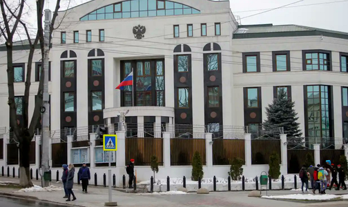 Republica Moldova expulzează, până la 15 august, 45 de angajaţi ai Ambasadei Rusiei la Chişinău, în urma unor acuzaţii de spionaj