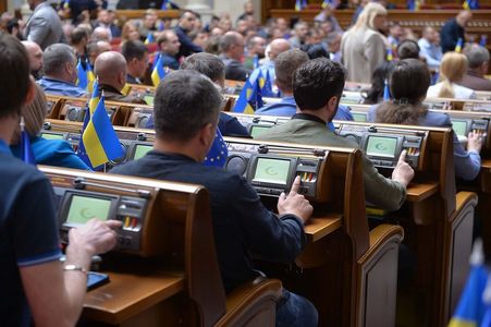 Ucraina prelungeşte legea marţială şi amână alegerile legislative din octombrie