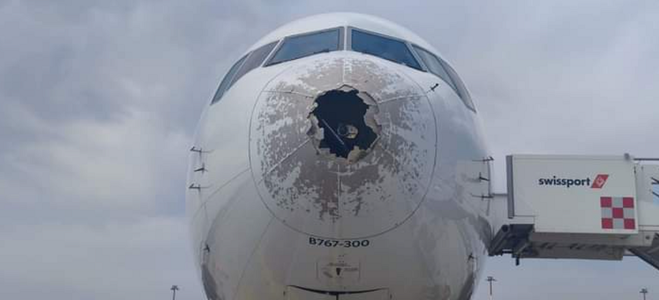 Panică la bordul unui avion Boeing 767 aparţinând companiei aeriene Delta de la Milano la New York, avariat de o furtună de grindină. Fuzelajul spart, aripile şi reactoarele puternic avariate