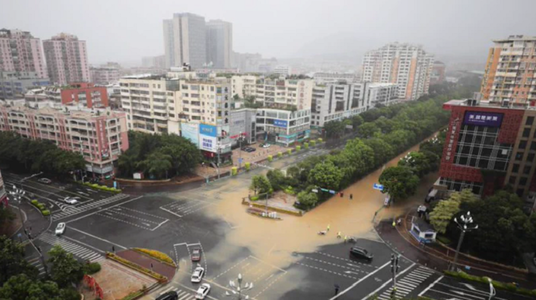 Taifunul Doksuri mătură sud-estul Chinei, cu ploi puternice şi rafale de vânt de până la 175 de kilometri pe oră, şi scade în intensitate, după ce s-a soldat cu 13 morţi în Filipine. La Fujian, peste 400.000 de oameni, evacuaţi preventiv. Şcoli, uzine şi 