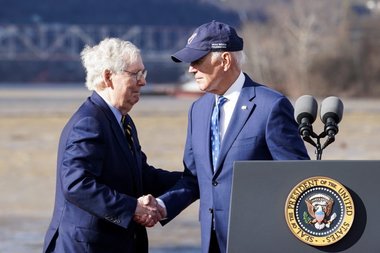 Mitch McConnell se pierde în discurs, Biden se împiedică şi face gafe. Vârsta înaintată a liderilor americani intră din nou în atenţie