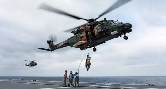 Australia suspendă exerciţiul militar internaţional Talisman Sabre în urma prăbuşirii unui elicopter de tip Taipan MRH-90 de fabricaţie europeană. Patru membri ai echipajului, daţi dispăruţi