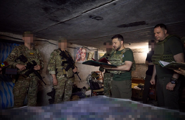 Zelenski vizitează, de Ziua Forţelor Speciale, poziţii ale Forţelor Speciale ucrainene în apropiere de Bahmut, le aduce un omagiu şi îşi face selfieuri cu militari
