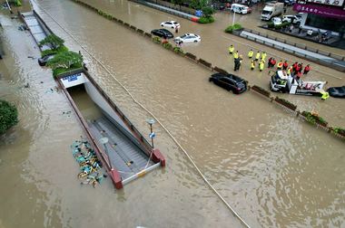 Alertă cod roşu de ploi diluviene, pentru prima oară din 2011, la Beijing şi în mai multe regiuni, în timp ce taifunul Doksuri continuă să înainteze în cealaltă parte a Chinei