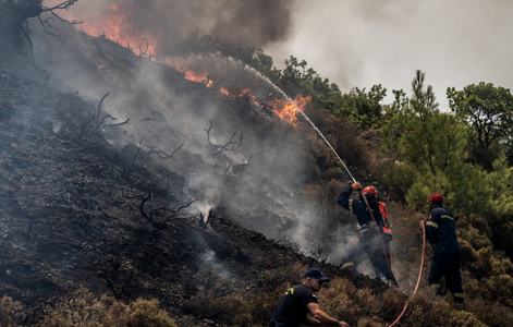 Pompierii greci ţin situaţia incendiilor ”sub control”