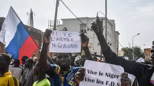 UPDATE-Mii de persoane manifestează împotriva Franţei la Ambasada franceză din Niamey, cu steaguri ale Rusiei. ”Vrem ca Franţa să plece”. ”Noi vrem Rusia”